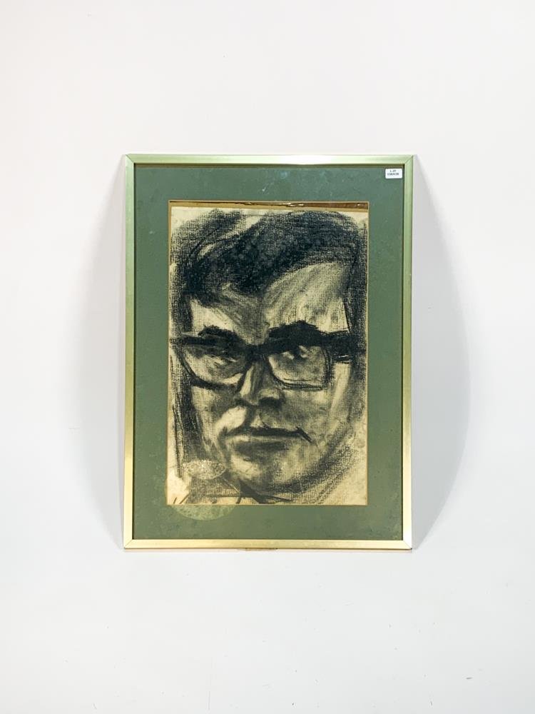 Cuadro a Crayón: Retrato de Hombre con Lentes