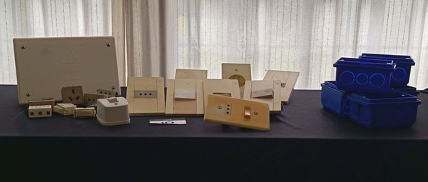 Lote de Cajas de Embutir, Tomas Corrientes, Tapas y Fichas Eléctricas - imagen 1