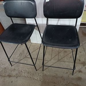 Par de Banquetas Altas Modernas Negras - imagen 1