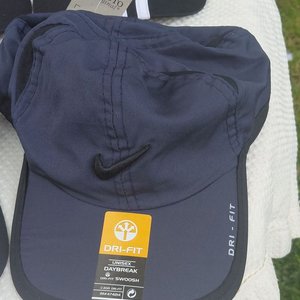 Lote de Gorros Deportivos Adidas y Nike Nuevos - imagen 2