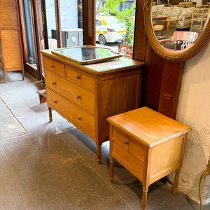 Lote anterior: Cómoda de madera con espejo ovalado y detalles dorados