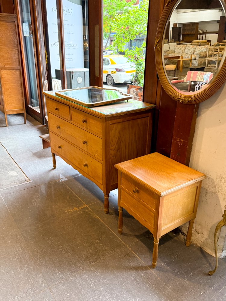 Cómoda de madera con espejo ovalado y detalles dorados