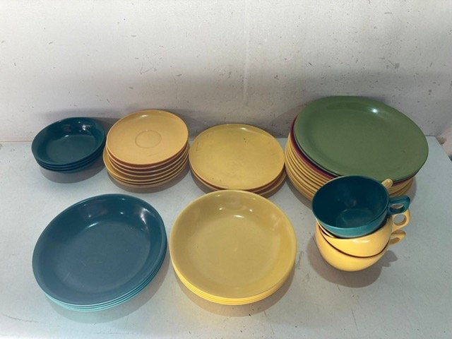 Lote siguiente: Platos y Varios en Melamina - Lote de Accesorios para el Hogar