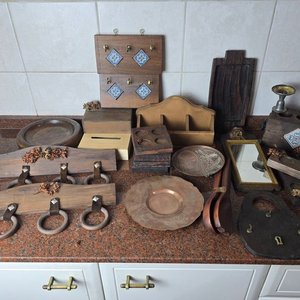 Lote Variado de Objetos Decorativos y Utilitarios en Madera y Metal - imagen 1