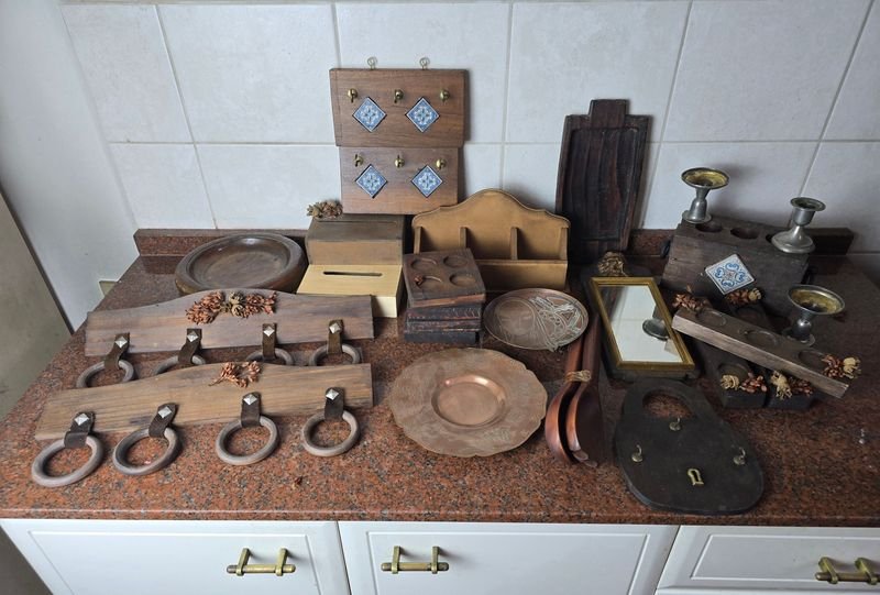 Lote Variado de Objetos Decorativos y Utilitarios en Madera y Metal