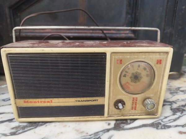 Lote anterior: Antigua radio portátil Montreal con detalles
