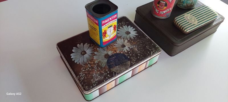 Latas de conserva y objetos varios - imagen 2