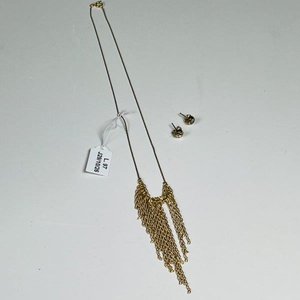 Lote siguiente: Conjunto de Gargantilla y Par de Aretes Enchapados en Oro