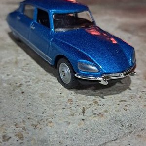 Auto Coleccionable Azul Metálico - imagen 1