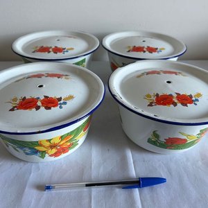 Set de 4 Cuencos Esmaltados Blancos con Tapa y Flores - imagen 1