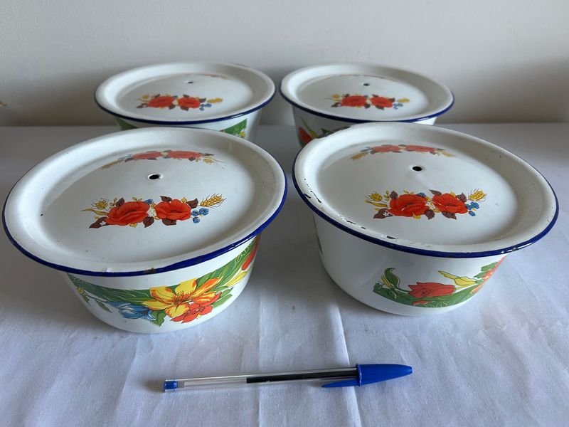 Set de 4 Cuencos Esmaltados Blancos con Tapa y Flores