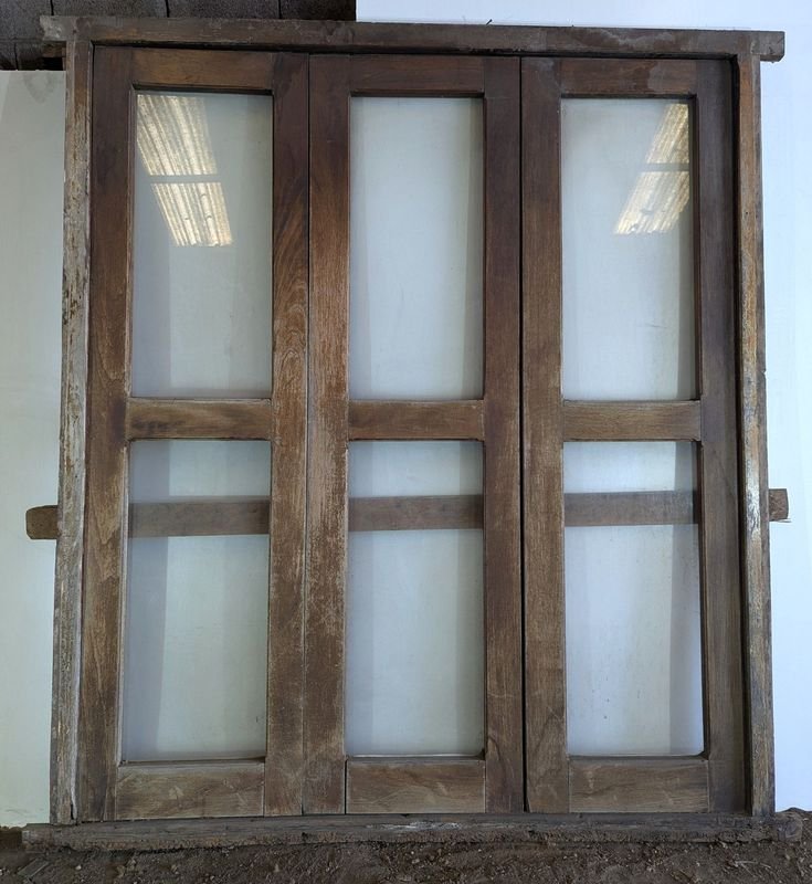 Puerta ventana con tres hojas batientes y marco de cedro - imagen 5