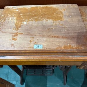 Máquina de Coser Antigua Singer con Mueble y Accesorios - imagen 6