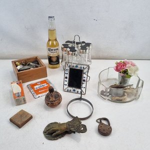 Lote Variado de Objetos de Decoración y Uso: Aldaba, Candado, Especieros y Más - imagen 1