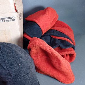 50 Gorros de Tela Polar Nuevos en Caja - imagen 3