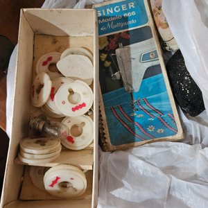Maquina coser singer con accesorios varios - imagen 2