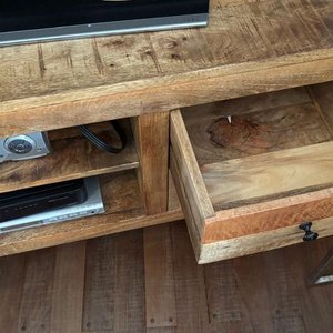 Rack Estilo Industrial Rústico en Madera Maciza de Mango con Ruedas de Hierro - imagen 4