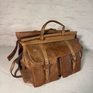 Bolso de Cuero Vintage con Grabados y Correas - imagen 2