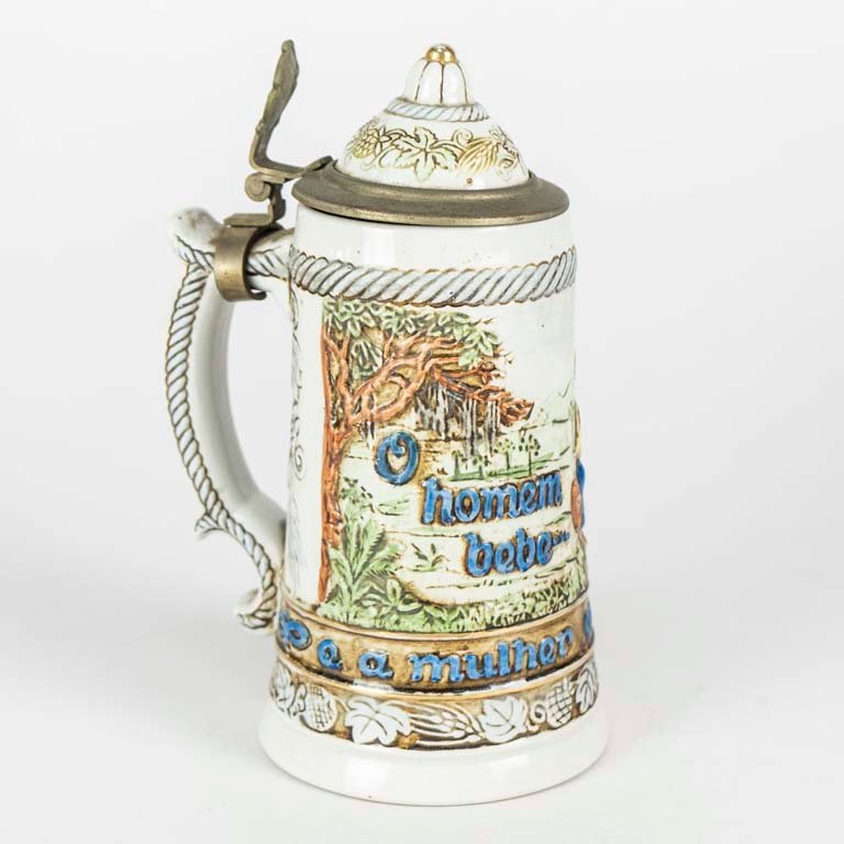 Jarra de cerveza cerámica con escenas en relieve y tapa de peltre y porcelana - imagen 2