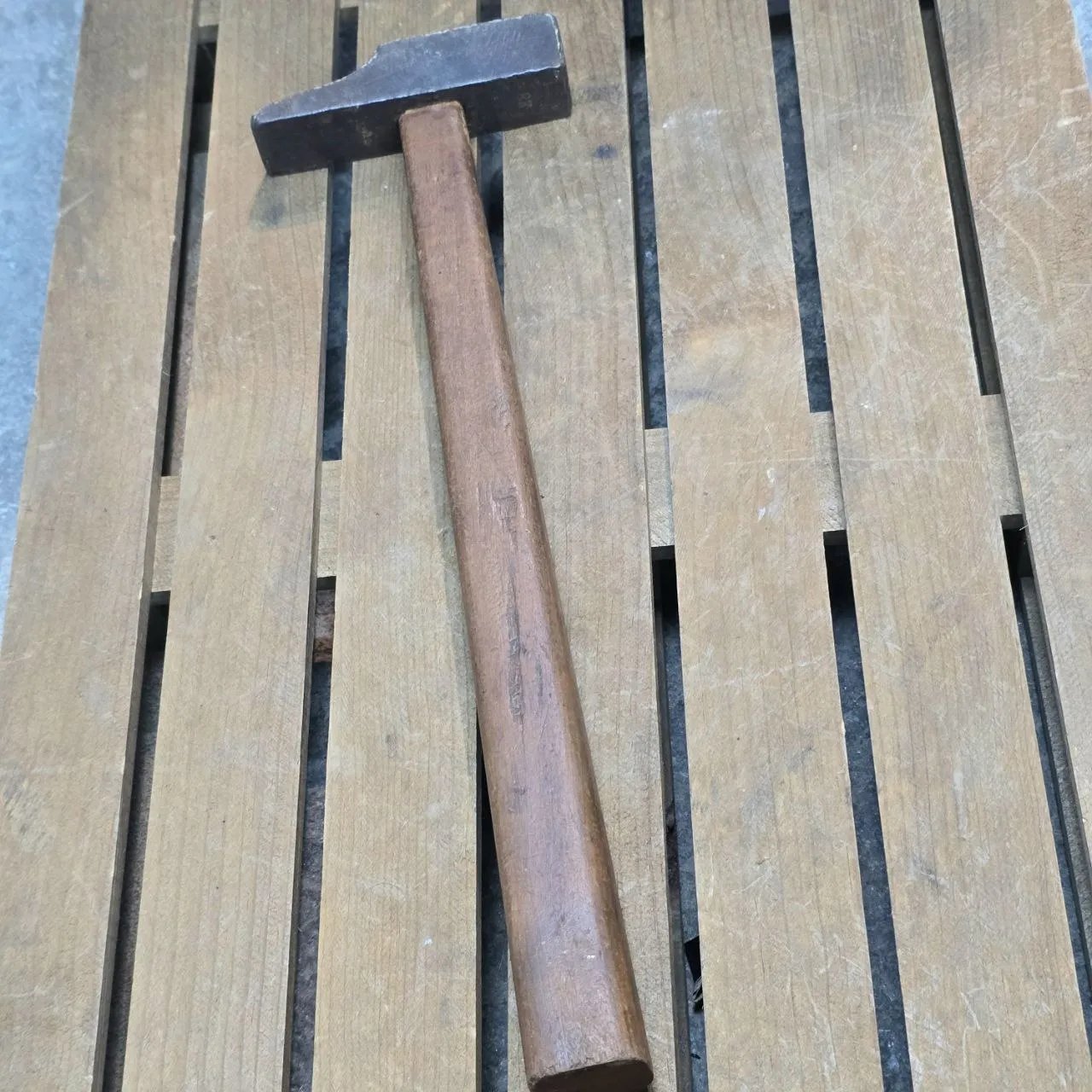 Martillo de Pena con Cabeza de Metal y Manija de Madera - imagen 2