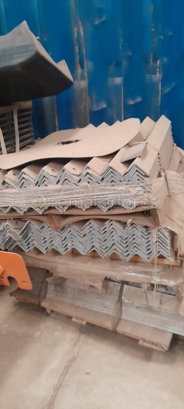 Lote de Perfiles Metálicos y Maquinaria Industrial