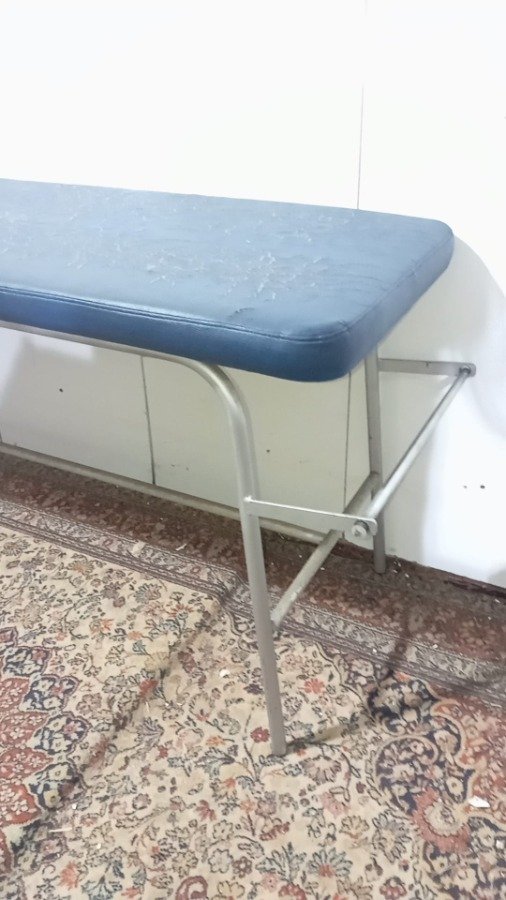 Estructura de metal azul con almohada y porta rollos - imagen 4
