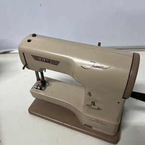 Máquina de Coser Elna Junior Suiza con Estuche Metálico - imagen 5