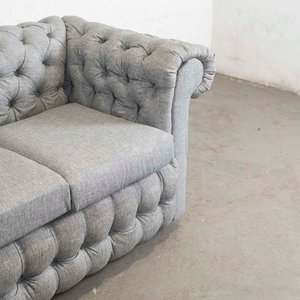 Sofá de 2 Cuerpos Gris Capitoneado con Almohadones - imagen 3