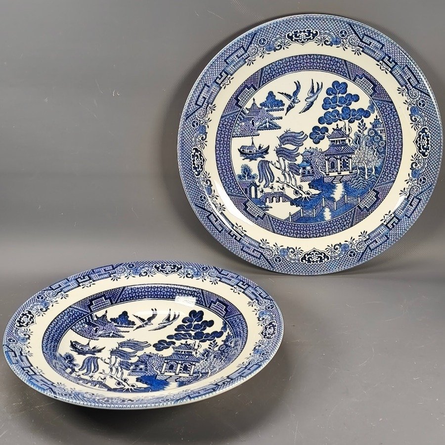 Lote siguiente: Piezas de porcelana inglesa Churchill con diseño Willow