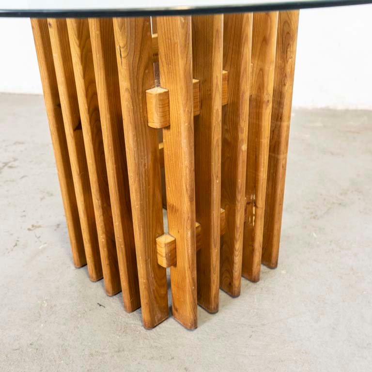 Mesa de comedor circular con tapa de vidrio y pata central de madera - imagen 3