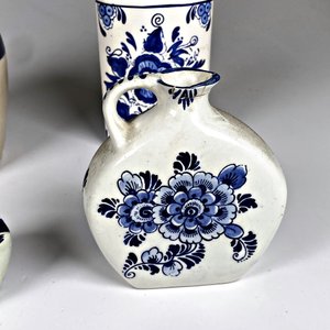 Lote de 4 piezas de cerámica estilo Delft: zapato, jarrita, perfumero y porrón de whisky - imagen 5
