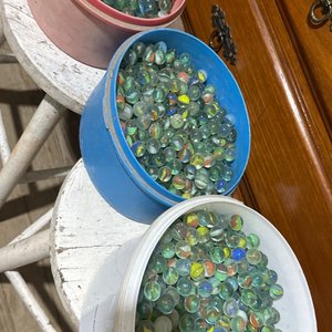Lote siguiente: Tres Recipientes Llenos de Bolitas de Vidrio