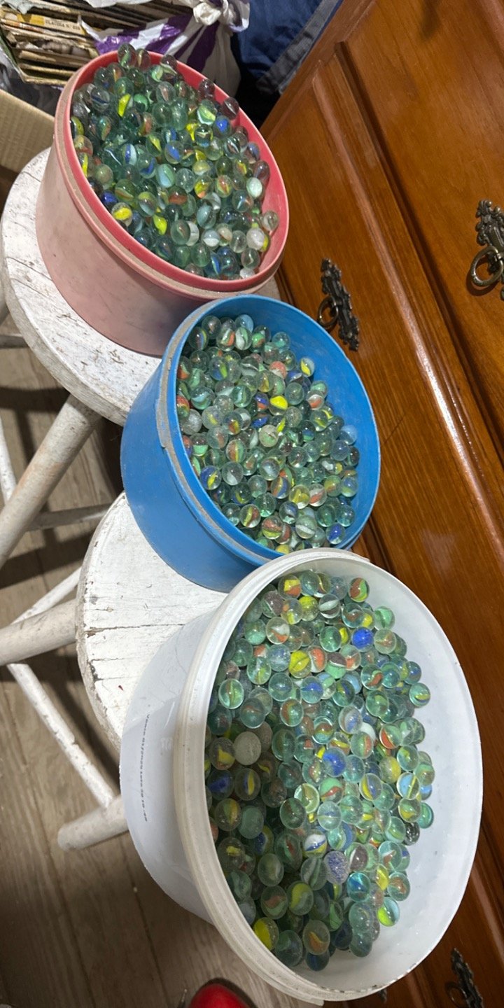 Tres Recipientes Llenos de Bolitas de Vidrio