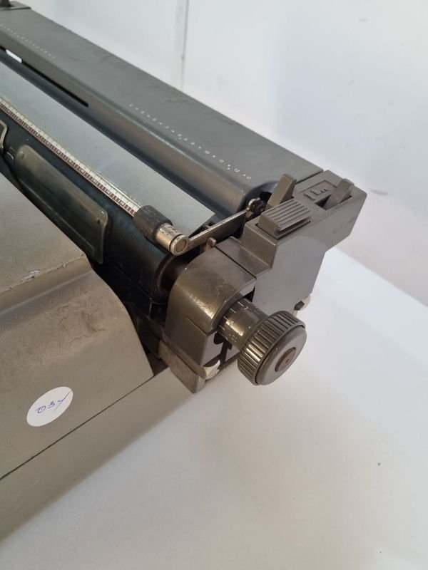 Máquina de escribir Olivetti Linea 98 - imagen 4