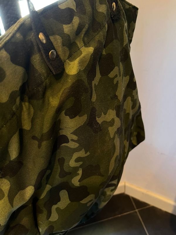Cartera grande de tela camuflada Valeria Guzmán - imagen 4