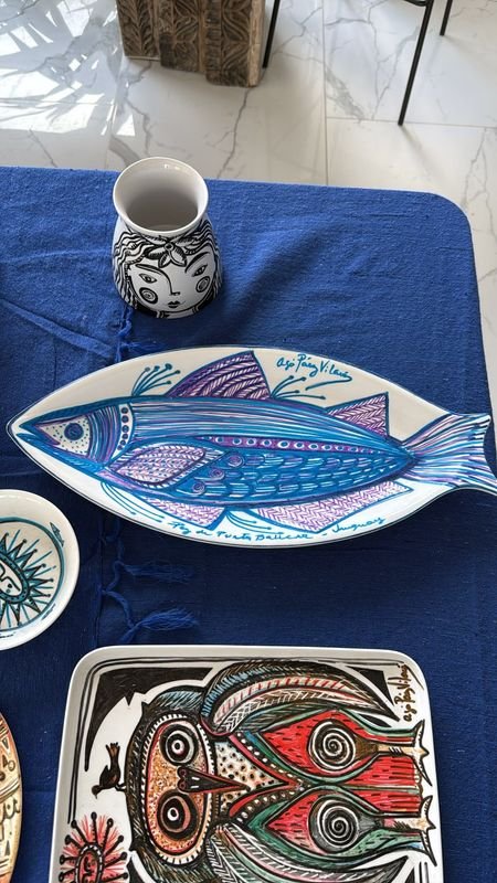 Plato Decorativo Cerámico Original con Diseño de Pez Pintado a Mano