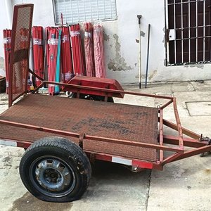 Tráiler Remolque de Un Eje con Rampa de un solo eje de estructura robusta fabricado en acero, ideal para el traslado de vehículos ligeros, maquinaria pequeña, motocicletas o cuatriciclos. Cuenta con una plataforma de carga de chapa antideslizante y rampas traseras abatibles - Con Documentación - imagen 2