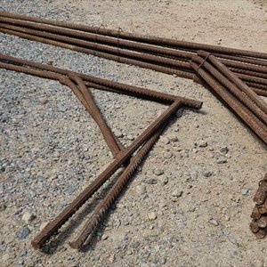 Lote siguiente: Lote: escuadras de hierro (varilla tratada) para construcción