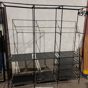 Ropero Organizador Metálico Negro con Estantes - imagen 2