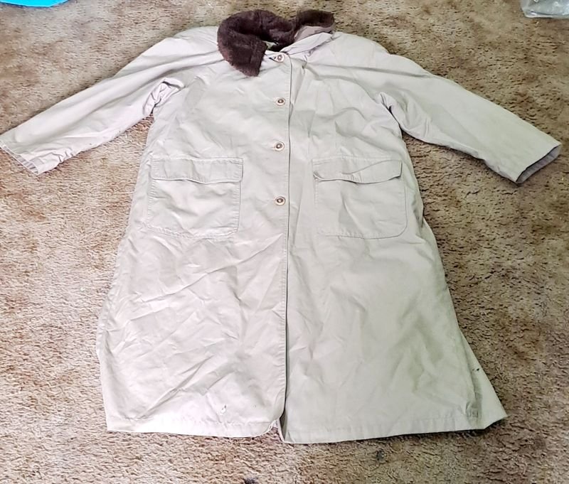 Lote siguiente: Parka de Tela con Estilo Británico