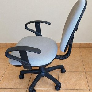 Silla de Escritorio Tapizada en Tela Gris con Brazos y Ruedas - imagen 2