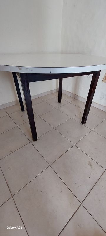 Mesa de comedor circular con patas metálicas - imagen 4