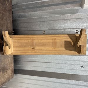 Perchero de Madera Claro con Soportes Decorativos - imagen 4