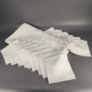 Lote siguiente: Mantel Rectangular Blanco con Diseño Floral y 14 Servilletas Lisas