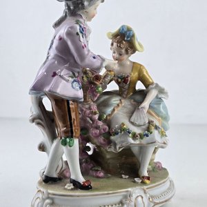 Figura Decorativa Victoriana de Porcelana: Pareja Galante con Flores - imagen 4