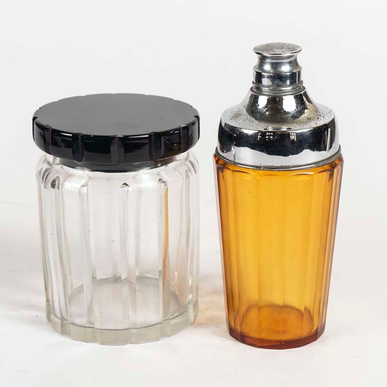 Lote siguiente: Coctelera y frasco de cristal con diseño y accesorios
