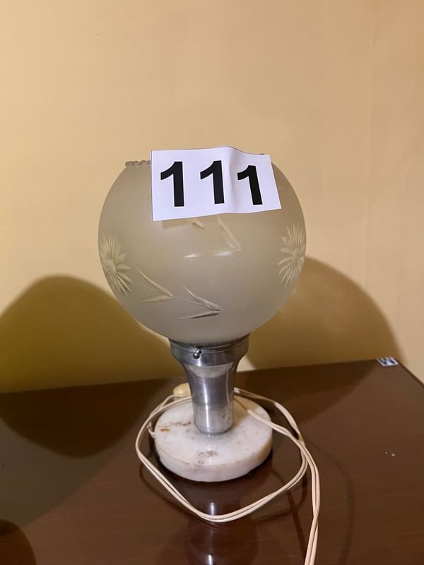 Lote anterior: Lámpara de mesa con globo de vidrio con flores
