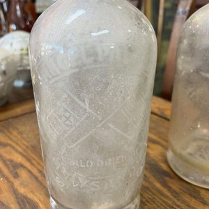 Par de Sifones Antiguos de Vidrio Grabado con Cabezales Metálicos - imagen 4