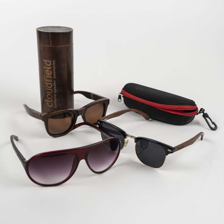 Lote siguiente: 3 Pares de Lentes de Sol con Estuche y Detalles