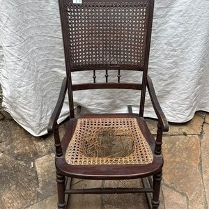 Mecedora Antigua de Cedro con Respaldo y Asiento de Esterilla - imagen 1